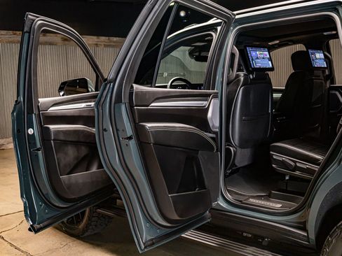 Used 2025 Cadillac Escalade V image 32