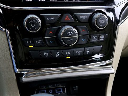 Used 2019 Jeep Grand Cherokee Limited image 18