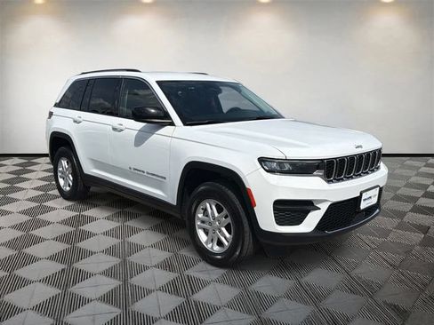Used 2024 Jeep Grand Cherokee Laredo AWD/4WD image 3