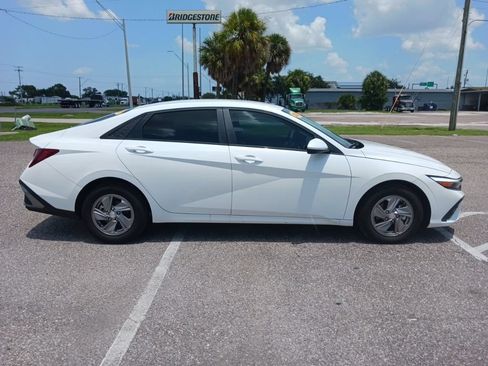 Used 2025 Hyundai Elantra SE FWD image 2