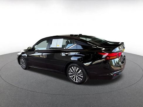 Used 2025 Nissan Altima 2.5 SV FWD image 9