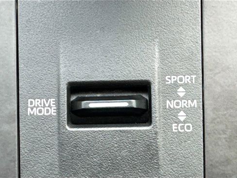 Used 2023 Toyota Highlander LE FWD image 27