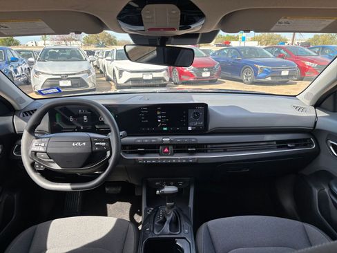 Used 2025 Kia K4 LXS image 32