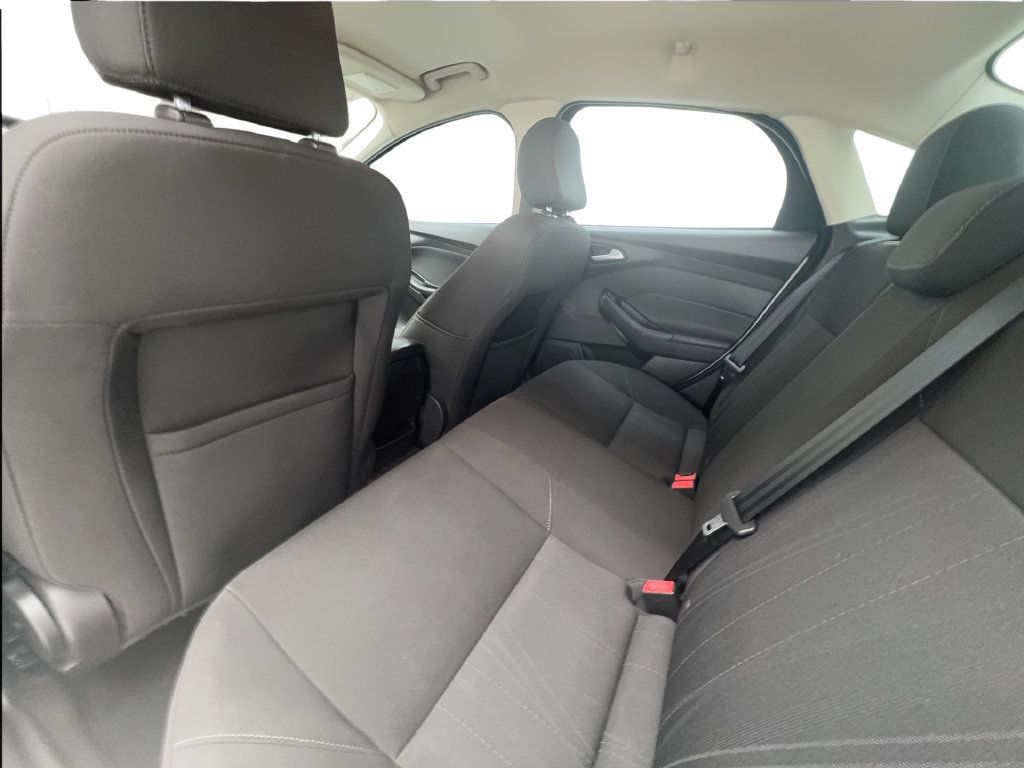 Used 2016 Ford Focus SE w/ SE Sport Package FWD image 21