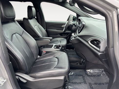 Used 2025 Chrysler Pacifica Select image 10