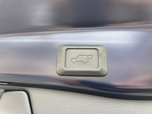 Used 2020 Toyota RAV4 XLE Premium image 18