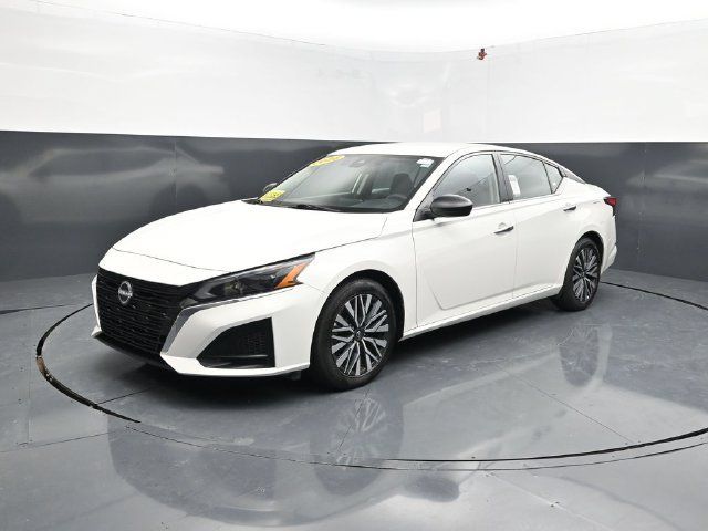 Used 2025 Nissan Altima 2.5 SV FWD image 3