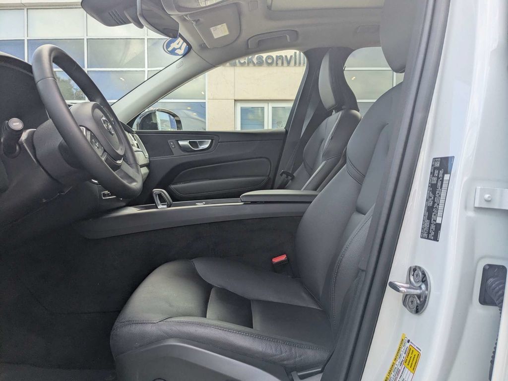 Used 2024 Volvo XC60 B5 Core AWD/4WD image 2