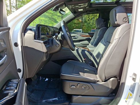 Certified 2023 Cadillac Escalade Premium Luxury w/ LPO, Floor Liner Package AWD/4WD image 17