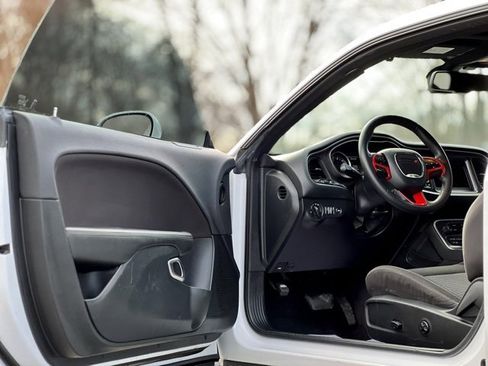 Used 2018 Dodge Challenger SXT image 9