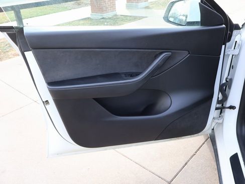 Used 2021 Tesla Model Y Long Range image 21