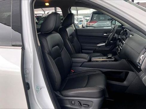 Certified 2025 Nissan Pathfinder SL image 9