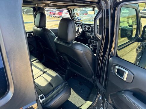 Used 2018 Jeep Wrangler Unlimited Sahara w/ Uconnect 4C Nav & Sound Group AWD/4WD image 13