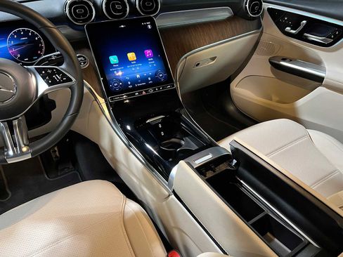 Used 2025 Mercedes-Benz GLC 300 4MATIC image 32