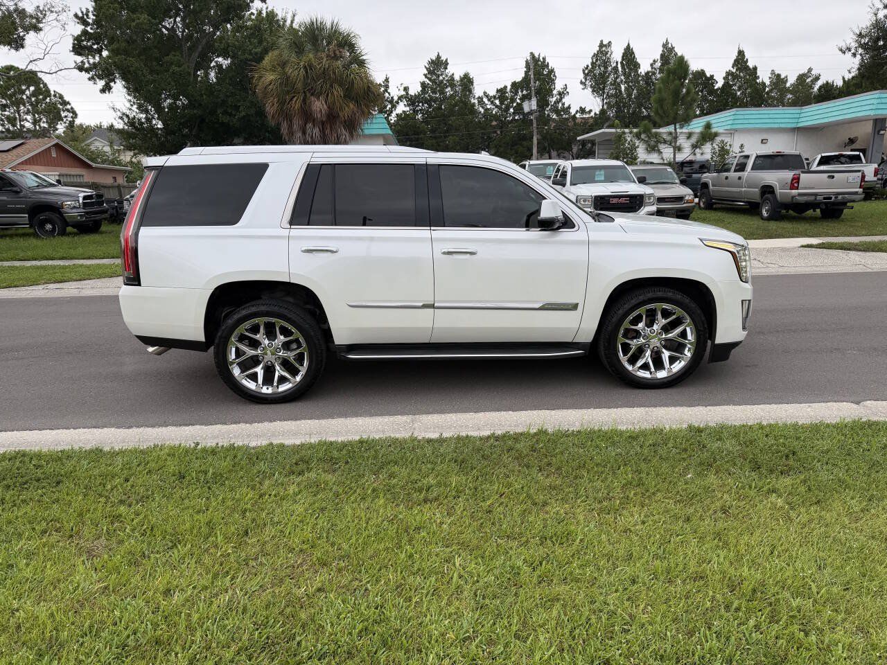 Used 2016 Cadillac Escalade Luxury AWD/4WD image 6