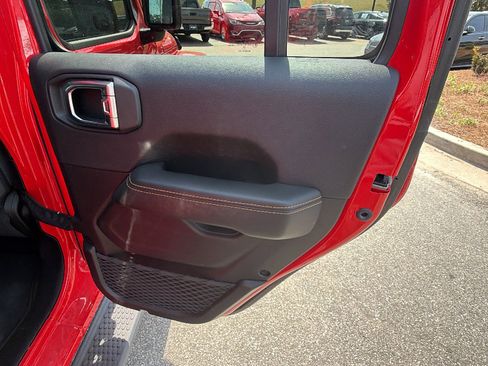 Used 2025 Jeep Wrangler Sahara image 20