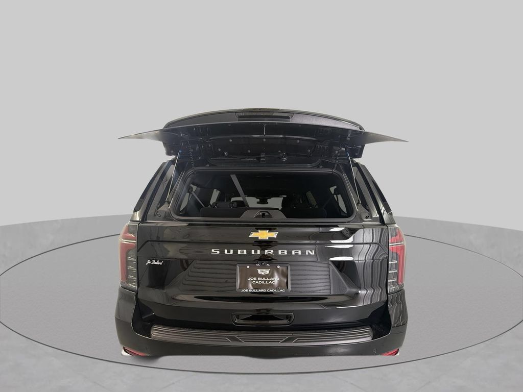Used 2025 Chevrolet Suburban LS RWD image 30