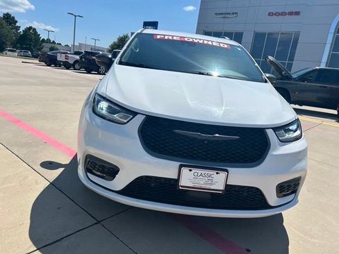 Used 2023 Chrysler Pacifica Touring-L w/ Road Tripper Package AWD/4WD image 2