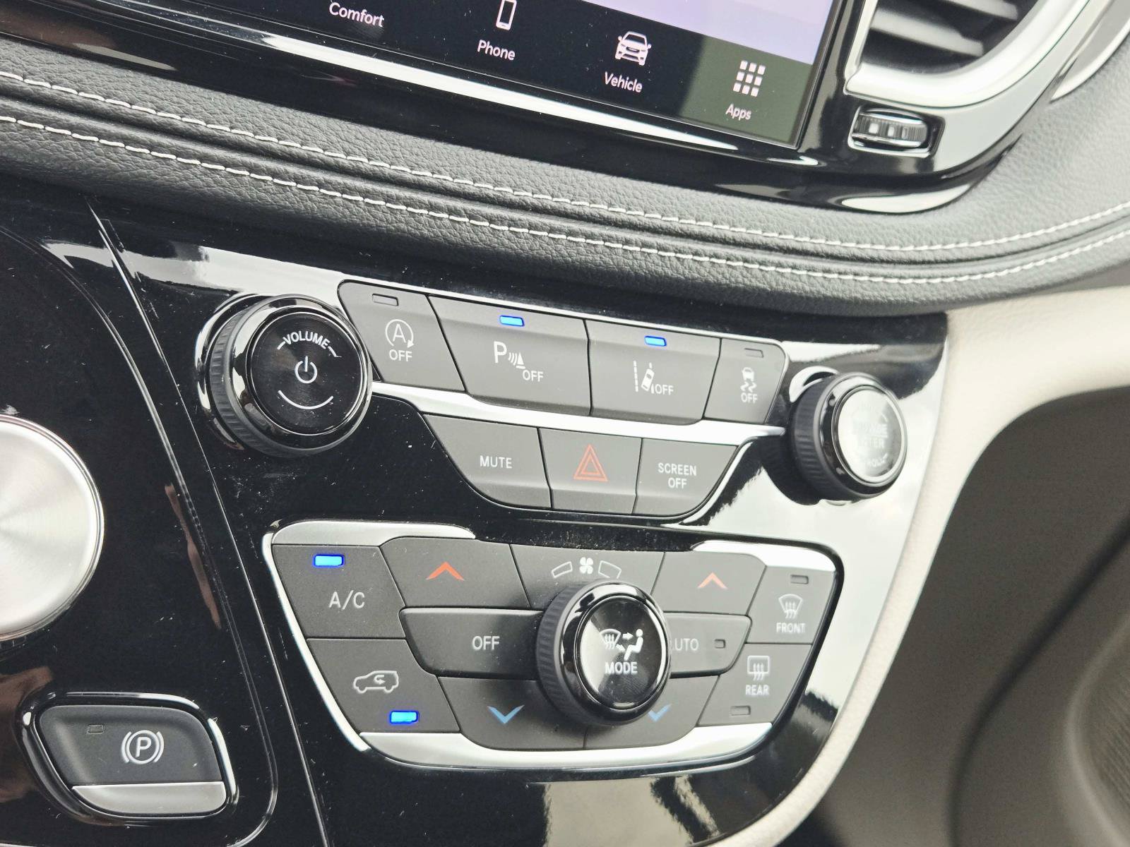 Used 2024 Chrysler Pacifica Touring-L FWD image 33