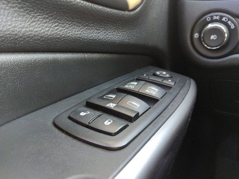 Used 2019 Jeep Cherokee Limited w/ Luxury Group AWD/4WD image 27