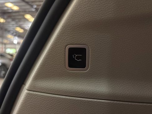 Used 2023 Chrysler Voyager LX image 13