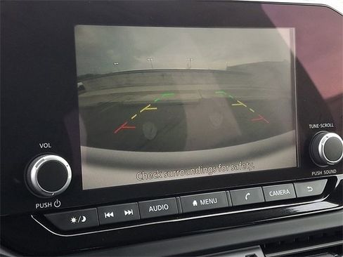 Used 2024 Nissan Pathfinder S image 18