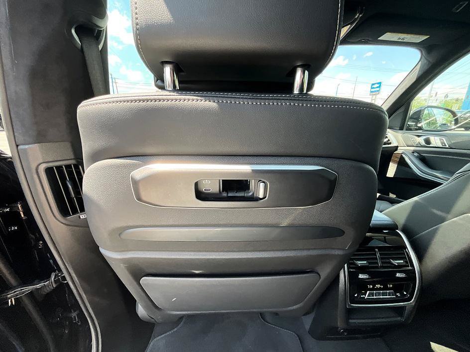 Used 2023 BMW X7 xDrive40i w/ M Sport Package AWD/4WD image 31