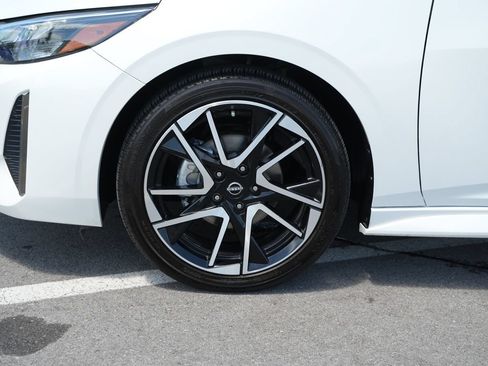 Used 2025 Nissan Sentra SR FWD image 9