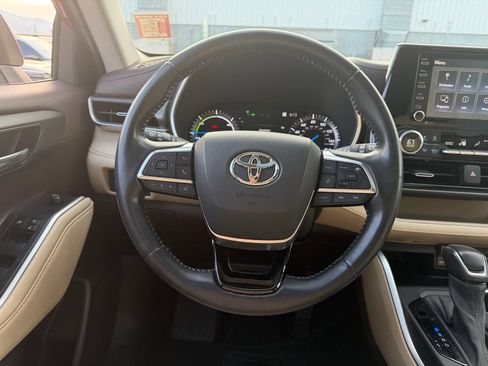 Used 2021 Toyota Highlander XLE FWD image 8