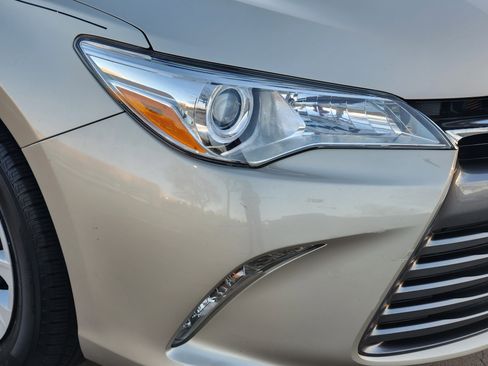 Used 2015 Toyota Camry LE image 5