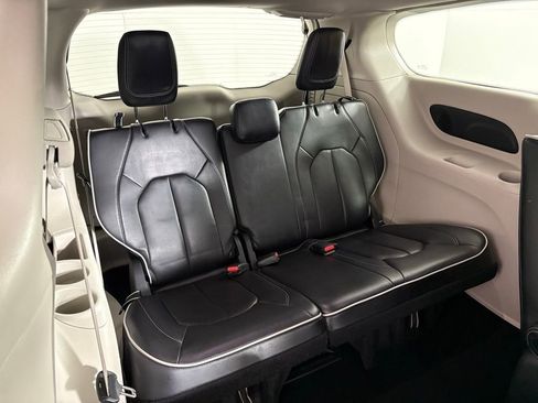 Used 2023 Chrysler Pacifica Limited image 42