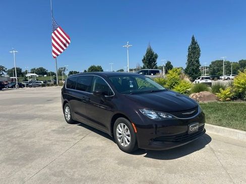 Used 2017 Chrysler Pacifica Touring w/ Tire & Wheel Group FWD image 3
