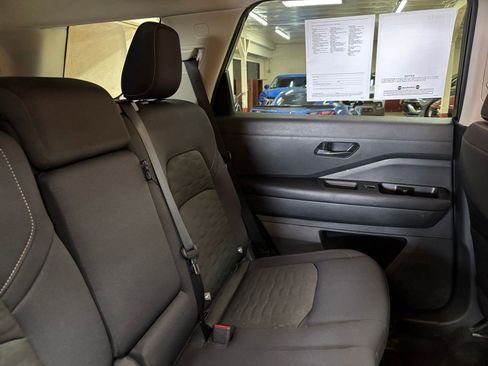 Used 2025 Nissan Pathfinder SV image 40