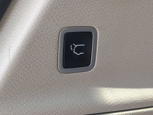 Used 2019 Chrysler Pacifica Limited w/ Advanced Safetytec Group FWD image 15