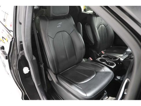 Used 2023 Chrysler Pacifica Touring-L w/ S Appearance Package FWD image 16