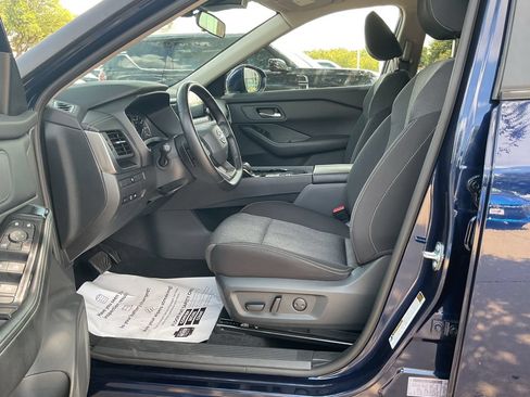 Used 2025 Nissan Rogue SV FWD image 8