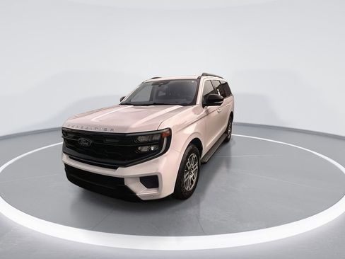 Used 2025 Ford Expedition Active image 4