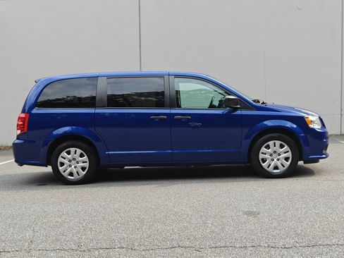 Used 2019 Dodge Grand Caravan SE w/ UConnect Hands-Free Group FWD image 2