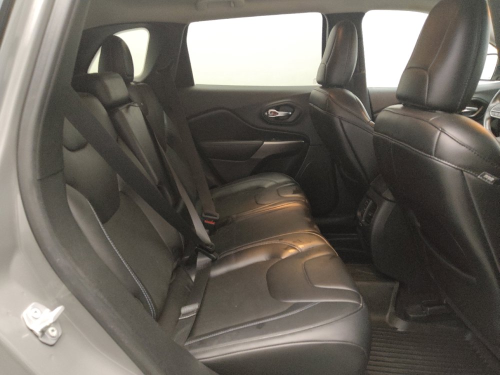 Used 2019 Jeep Cherokee Latitude Plus w/ Cold Weather Group AWD/4WD image 19