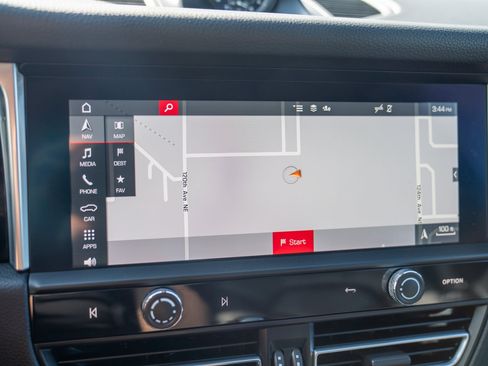 Certified 2024 Porsche Macan AWD/4WD image 19