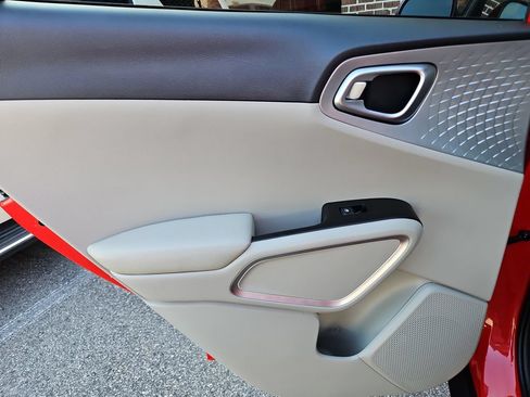 Used 2025 Kia Soul LX FWD image 25