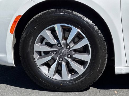 Used 2024 Chrysler Pacifica Limited FWD image 33