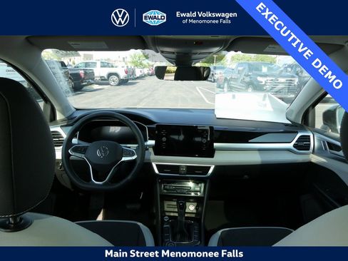 Certified 2025 Volkswagen Taos SE image 34