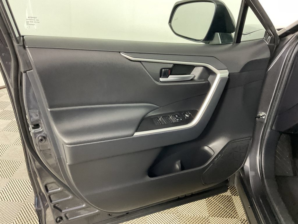 Used 2025 Toyota RAV4 XLE FWD image 17