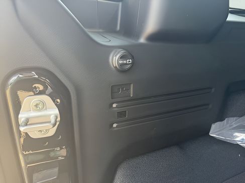 Used 2025 Jeep Wrangler Unlimited Sport AWD/4WD image 16