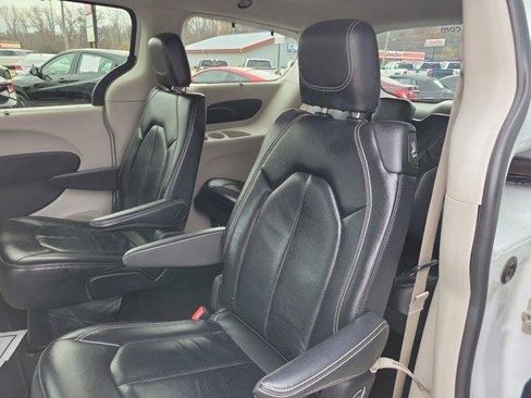 Used 2022 Chrysler Pacifica Touring-L image 10
