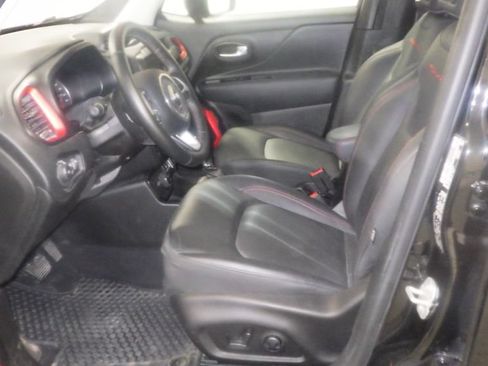 Used 2023 Jeep Renegade Trailhawk w/ Trailhawk Elite Group AWD/4WD image 8