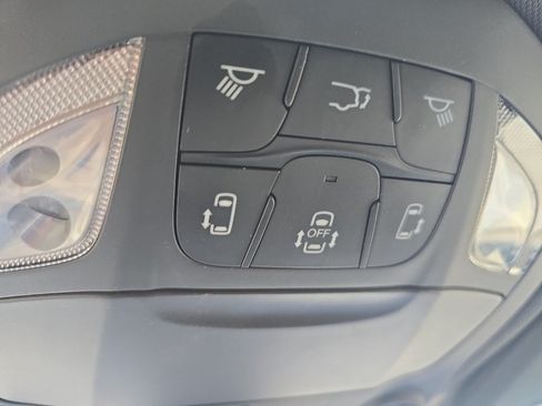 Used 2025 Chrysler Pacifica Limited FWD image 38