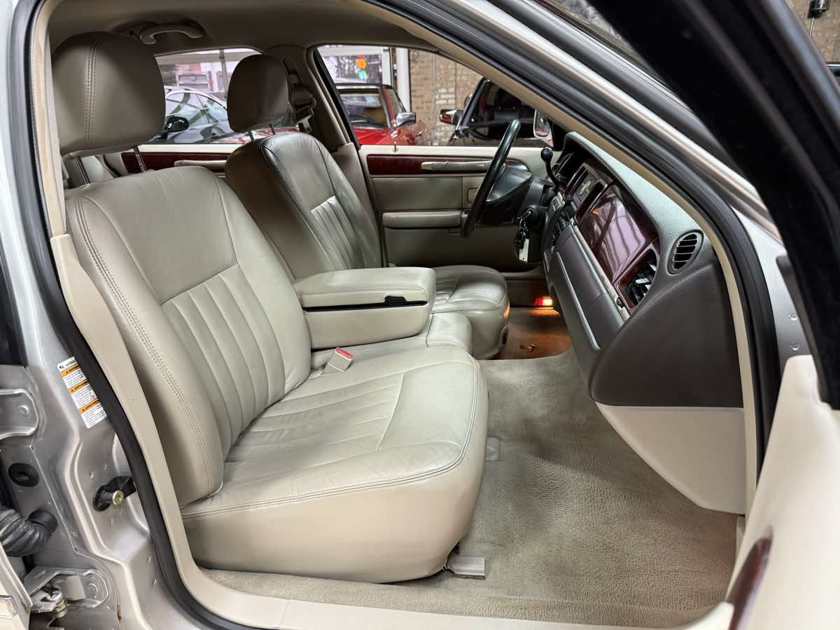 Used 2003 Lincoln Town Car Executive RWD image 23