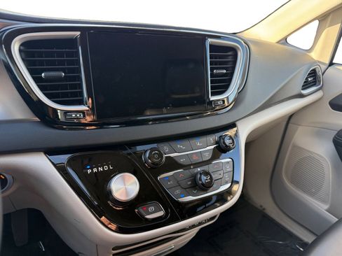 Used 2023 Chrysler Pacifica Touring-L image 12